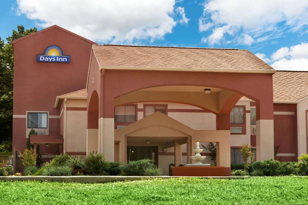 Days Inn by Wyndham Lumberton Main image 1